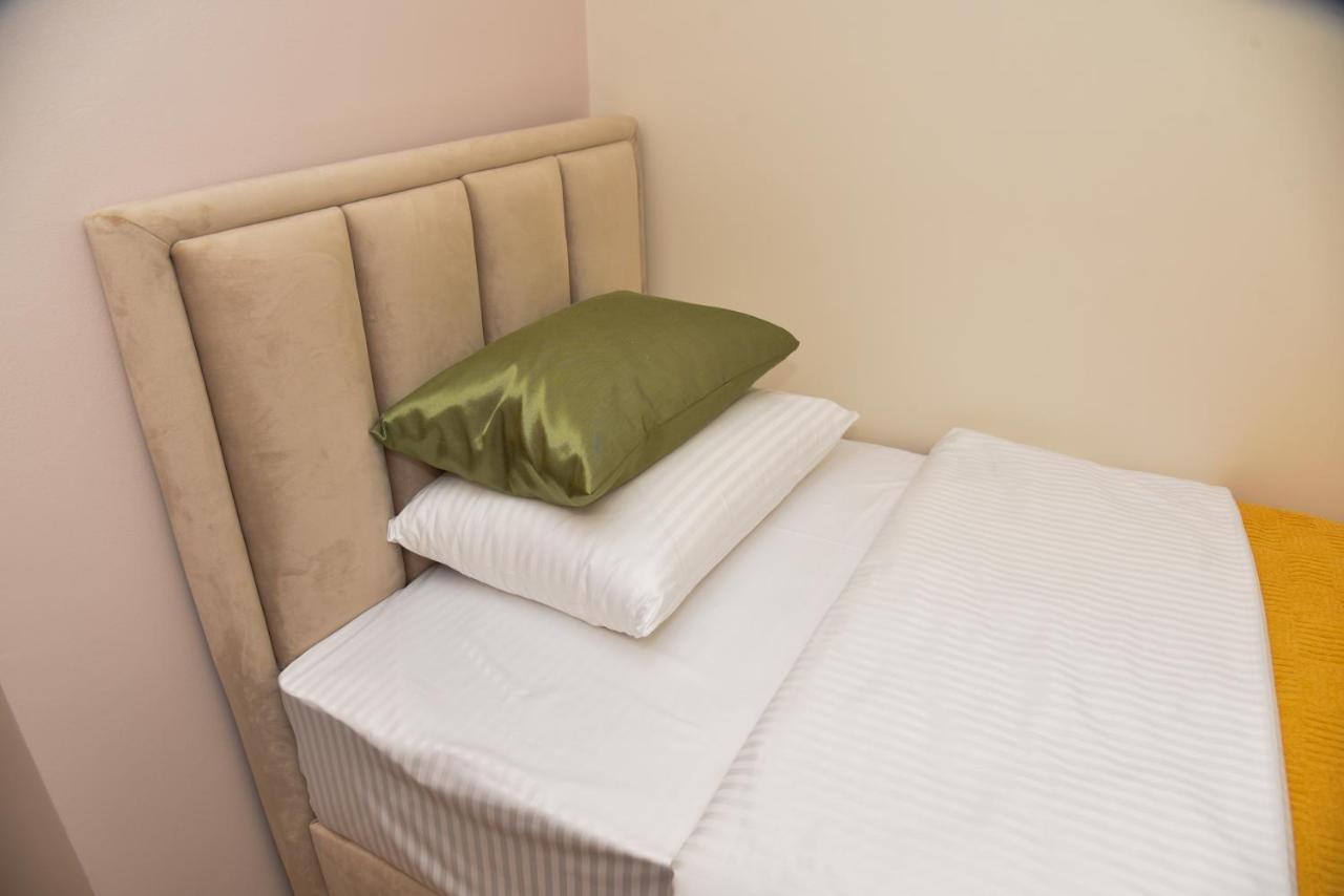 Merak Rooms & Caffe Bar Sabac Bagian luar foto